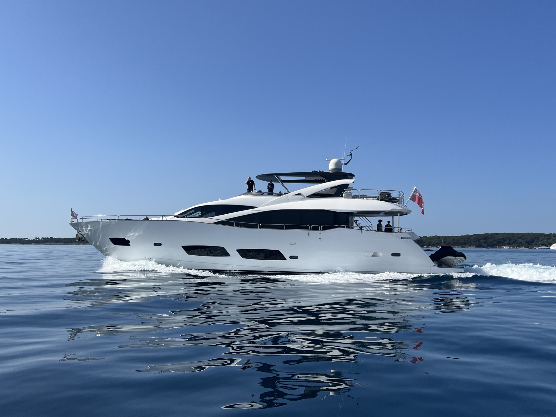 Oasis Sunseeker 28m underway off Cannes
